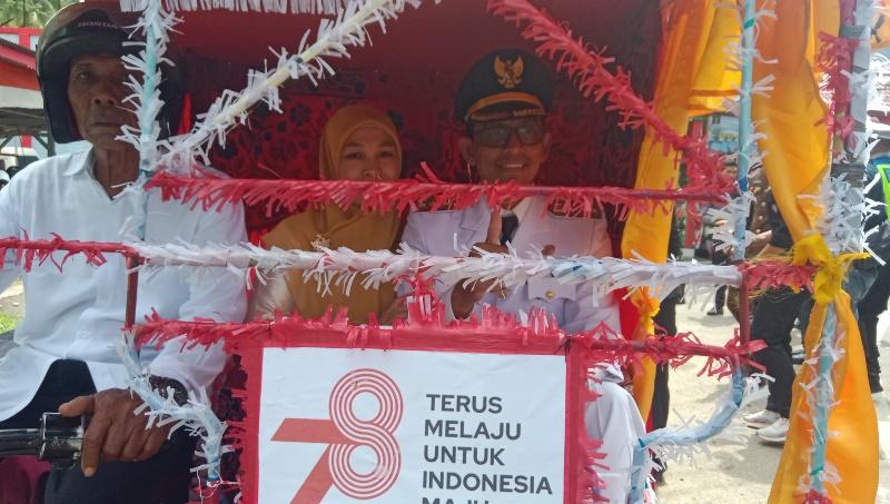 Tgk-Amran-naik-becak-hias.jpg