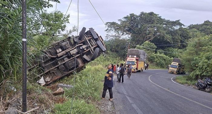 Tiang-listrik-milik-PLN-patah-usai-ditabrak-truk-fuso-di-kawasan-Gunung-Kapur.jpg