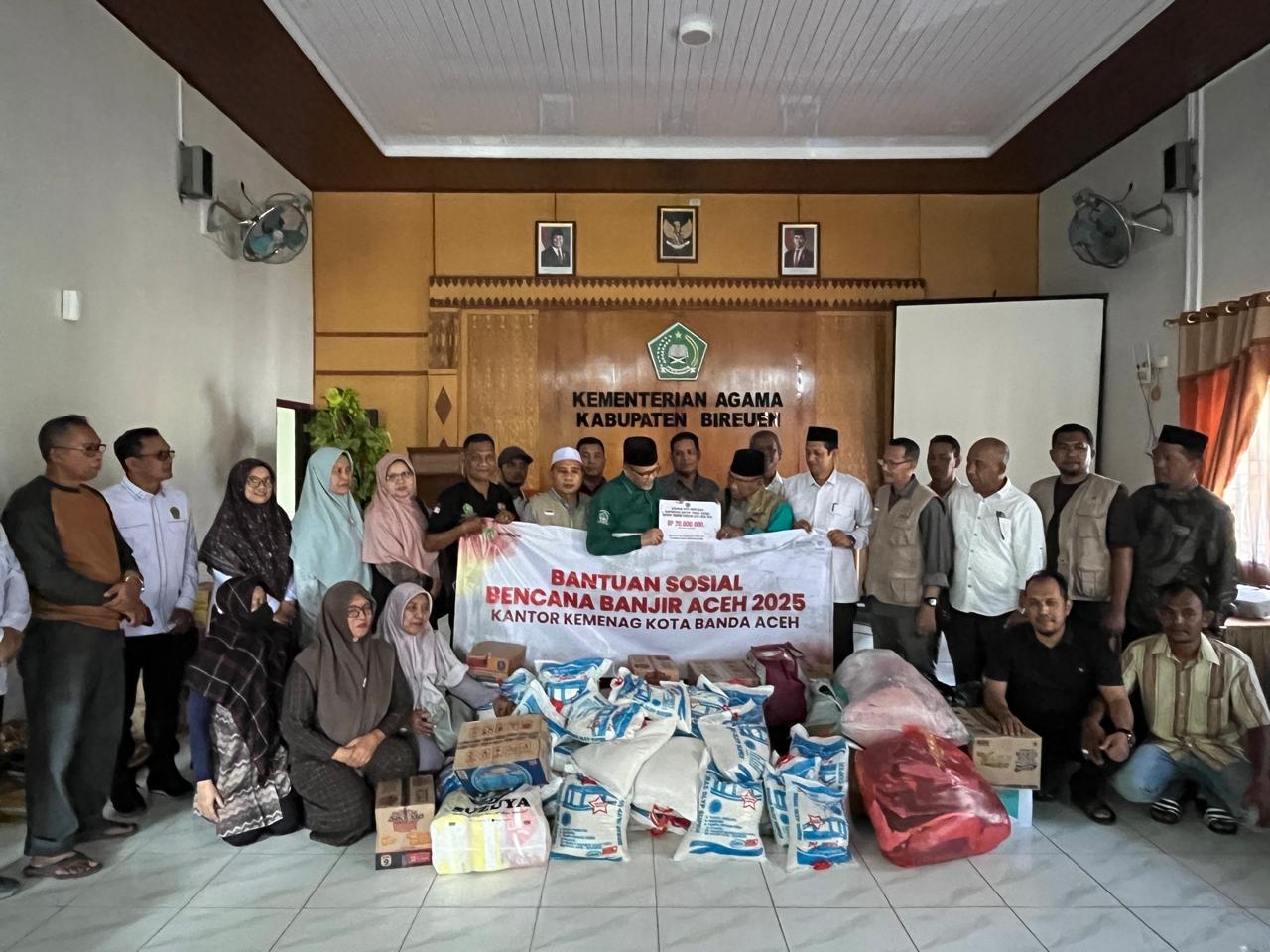 Kemenag Kota Banda Aceh Salurkan Rp 522 Juta untuk Korban Banjir