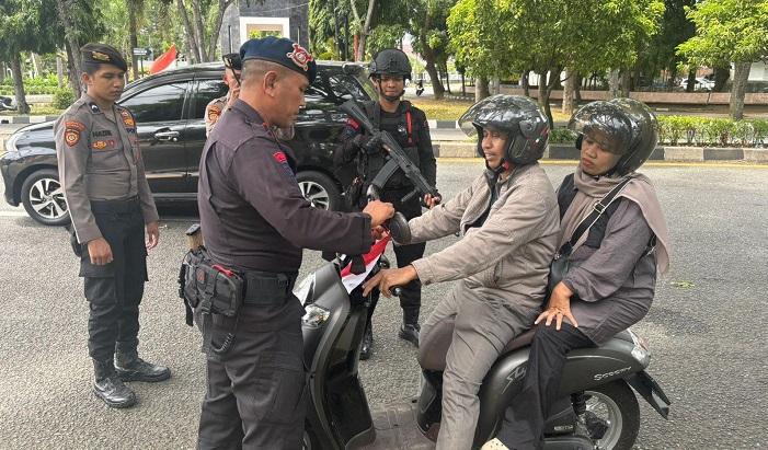 Tim-Patroli-Polda-Aceh-Pasang-Bendera-di-Kendaraan-Masyarakat.jpg