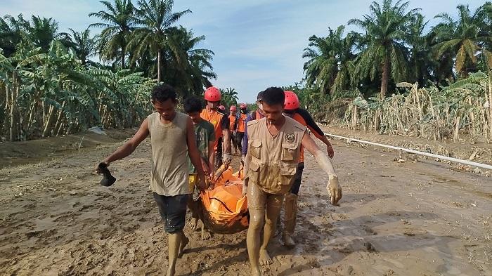 Tim-SAR-mengevakuasi-mayat-korban-banjir-dan-tanah-longsor-yang-melanda-18-kabupatenkota.jpg