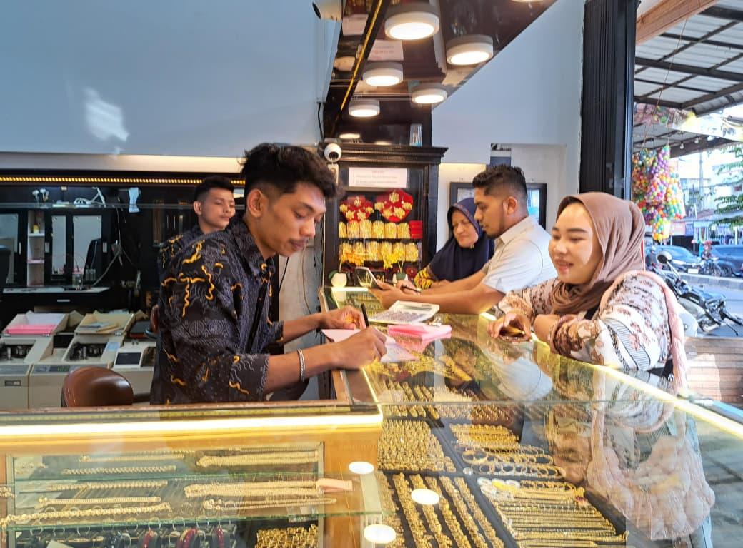 Toko-Emas-Al-Fath-di-Ulee-Kareng-Banda-Aceh-layani-pembeli.jpg