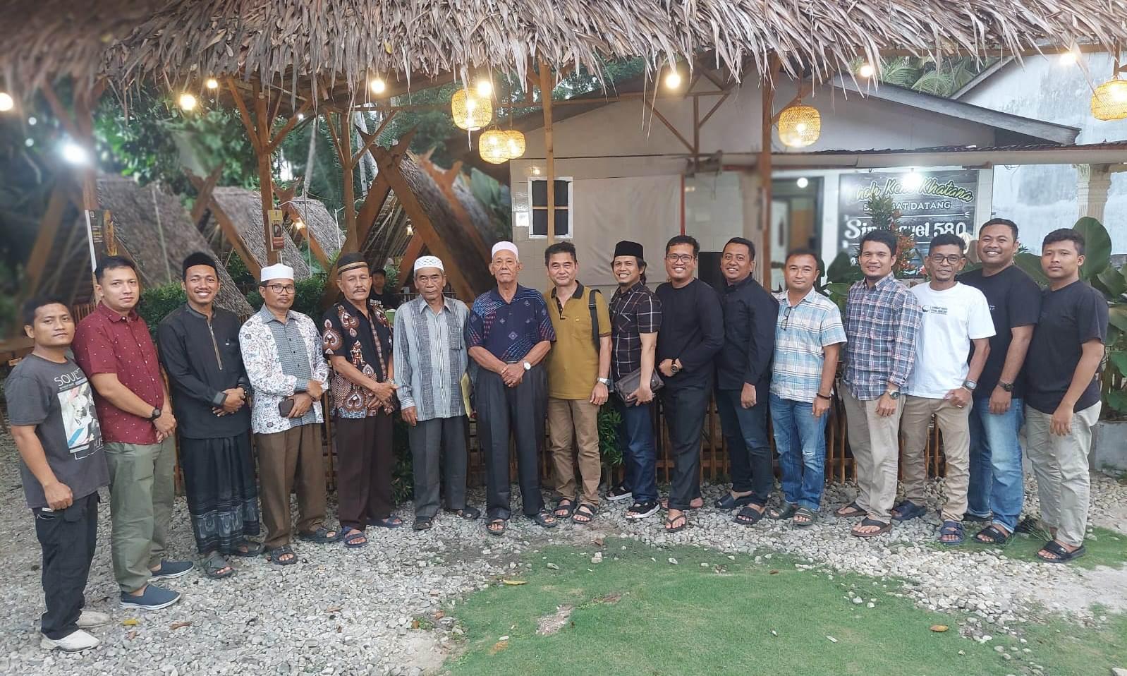 Tokoh-masyarakat-Aceh-Singkil-bersama-kalangan-aktivis-muda-usai-berdiskusi-di-Warung-Sinanggel.jpg