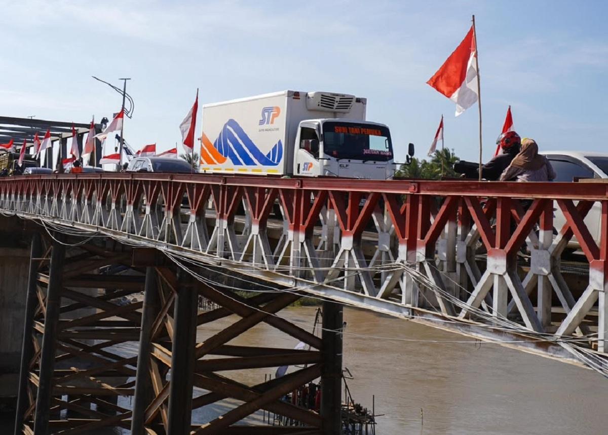 Truk-angkutan-barang-saat-melintasi-jembatan-bailey-Krueng-Tingkeum-Kuta-Blang.jpg