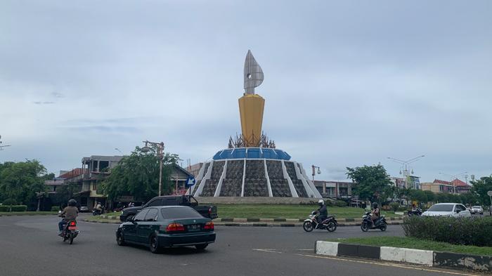 Tugu-pena-simpang-mesra.jpg