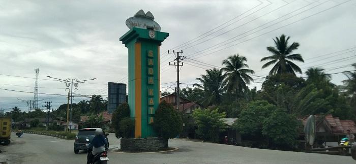 Tugu-persimpangan-dari-Kota-Subulussalam-menuju-Aceh-Singkil.jpg