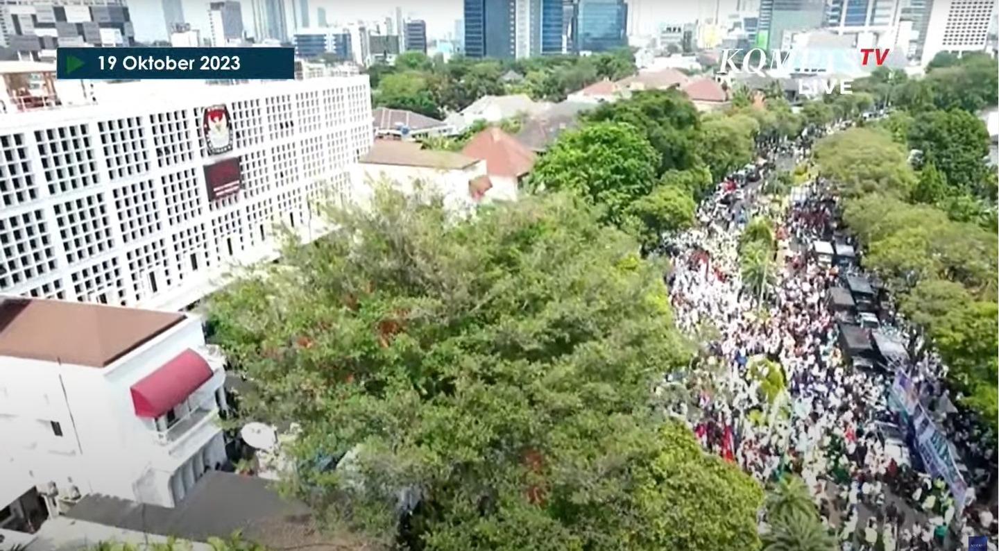 Tumpah-Ruah-Lautan-Manusia-Dampingi-Anies-Cak-Imin-Daftar-ke-KPU-Tim-Mohon-mohon-Buka-Jalan.jpg