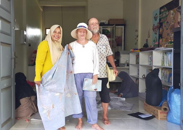 Turis-asal-Kanada-sedang-melihat-produk-Ecoprint-UMKM-Sioen-Ija-di-Meunasah-Baro.jpg