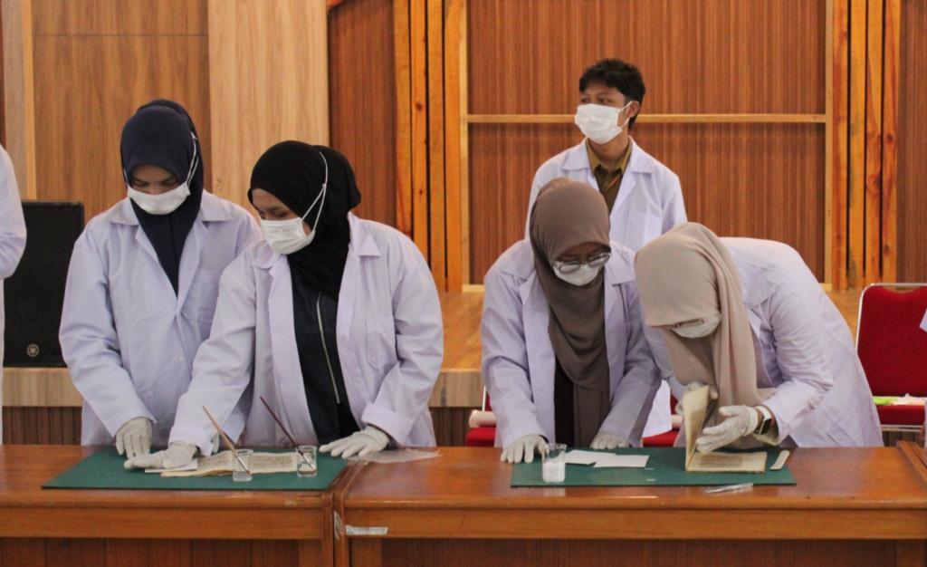 Mahasiswa Perpustakaan UIN Ar-Raniry Belajar Restorasi Naskah Kuno di Museum Aceh