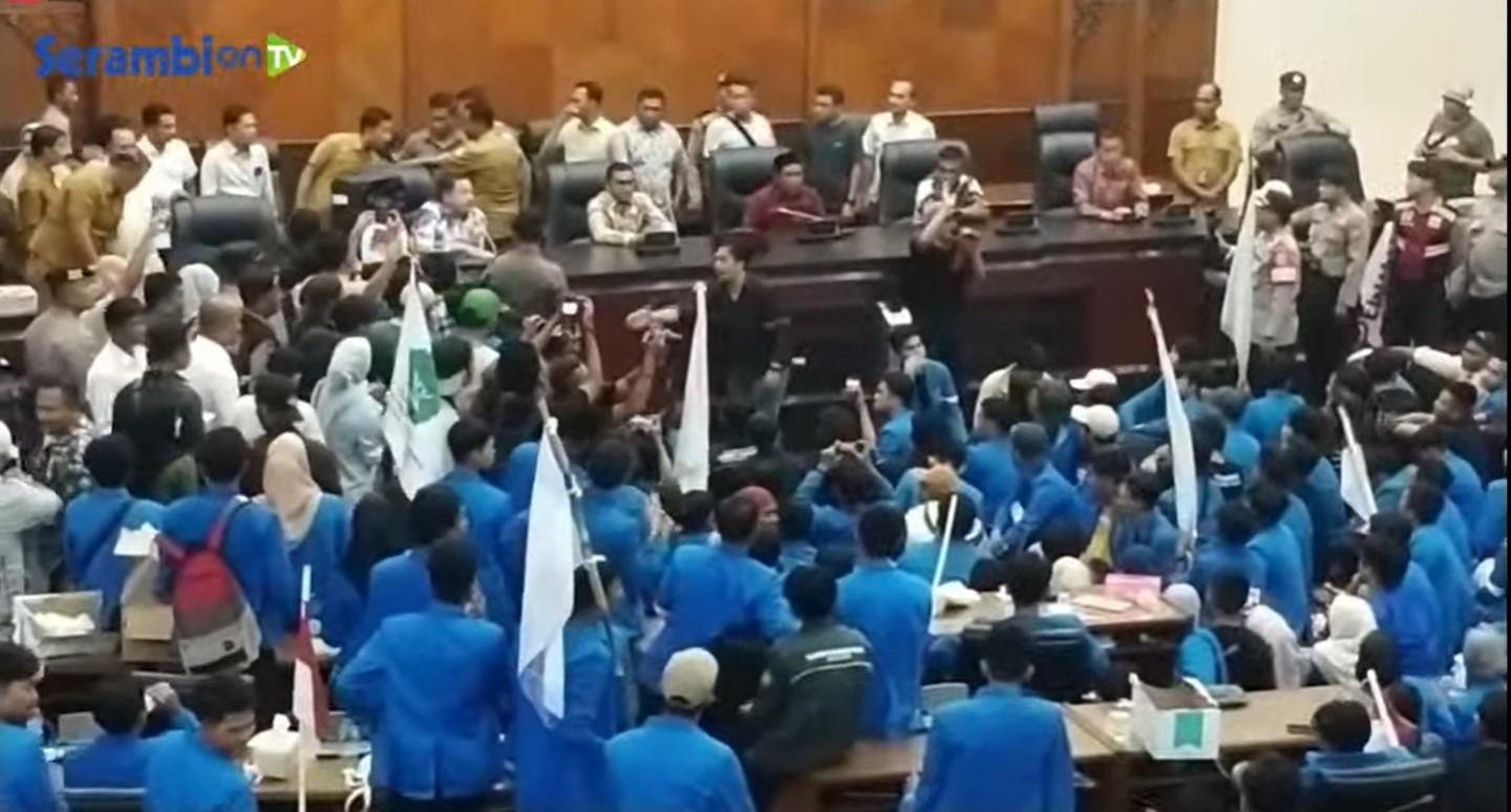 UPDATE-Demo-Tolak-BBM-Naik-Mahasiswa-Berhasil-Duduki-Ruang-Utama-DPR-Aceh.jpg