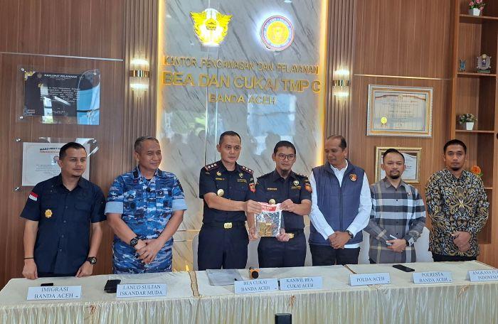 WN Cina Selundupkan 900 Mayam Emas via Bandara SIM, Dicegat Saat Masuk Pesawat - Serambinews.com