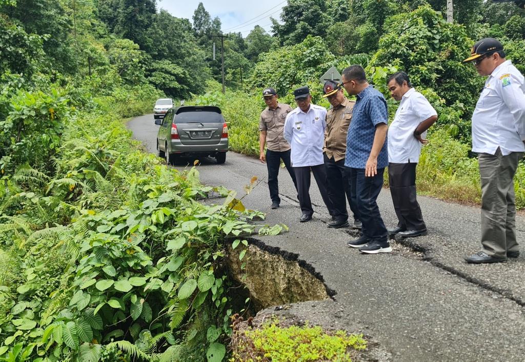 Jalan Provinsi di Simeulue Amblas Tak Bisa Dilalui Roda Empat, Rujuk Pasien Kini Terkendala
