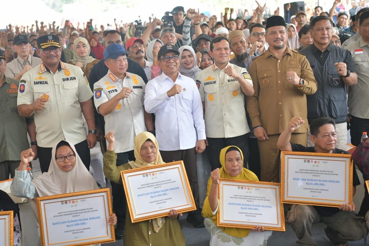 Wagub-Fadhlullah-mendampingi-Menko-PMK-RI-Pratiknoserta-Tito-Karnavian-menyerahkan-bantuan.jpg