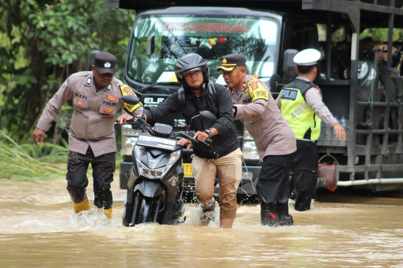 Wakapolres Aceh Singkil Terjun Langsung Bantu Masyarakat di Lokasi Banjir