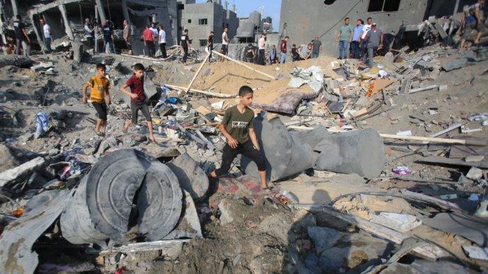 Warga-Palestina-memeriksa-kehancuran-pasca-serangan-Israel-di-kamp-Jabalia-di-Jalur-Gaza.jpg