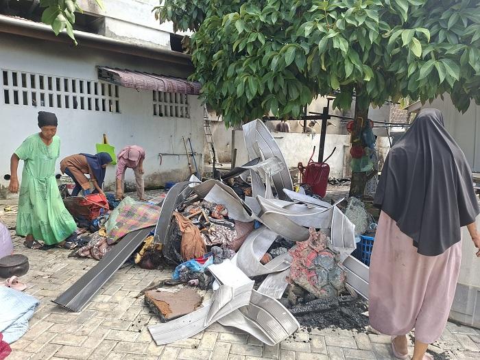 Warga-membersihkan-puing-puing-dan-isi-bangunan-tempat-usaha-laundry-yang-terbakar.jpg