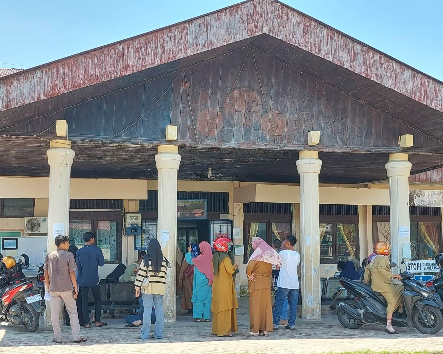 Warga-memenuhi-halaman-kantor-Dinas-Kependudukan-dan-Pencatatan-Sipil-Aceh-Singkil.jpg