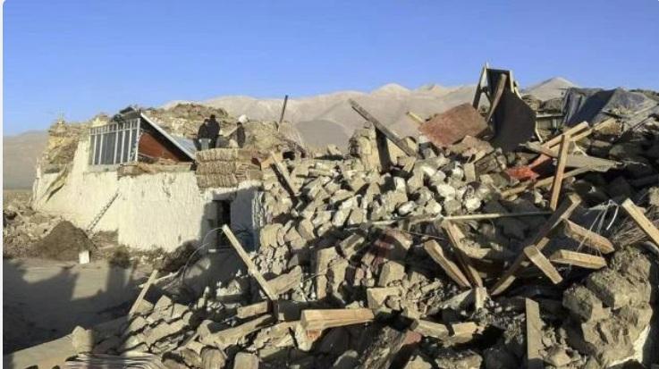 Warga-memeriksa-kerusakan-di-sebuah-rumah-yang-runtuh-akibat-gempa-di-Tibet-China.jpg