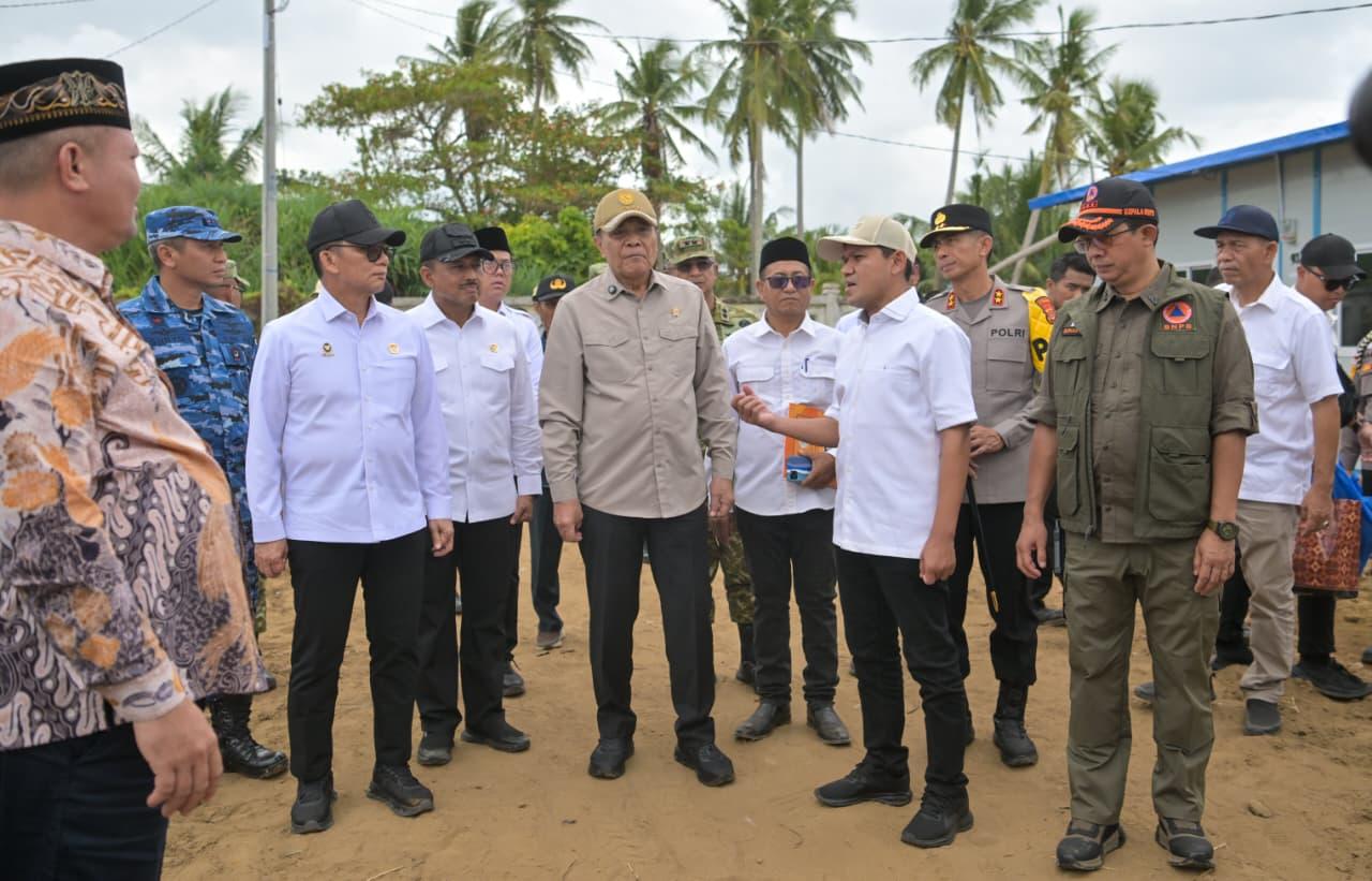 Wakil Gubernur Aceh Fadhlullah mendampingi Menteri Koordinator Bidang Politik dan Keamanan RI Djamari Chaniago meresmikan hunian tetap (huntap) bagi masyarakat terdampak bencana hidrometeorologi di Gampong Kuala Cangkoy, Kecamatan Lapang, Aceh Utara, Sabtu (14/3/2026).
