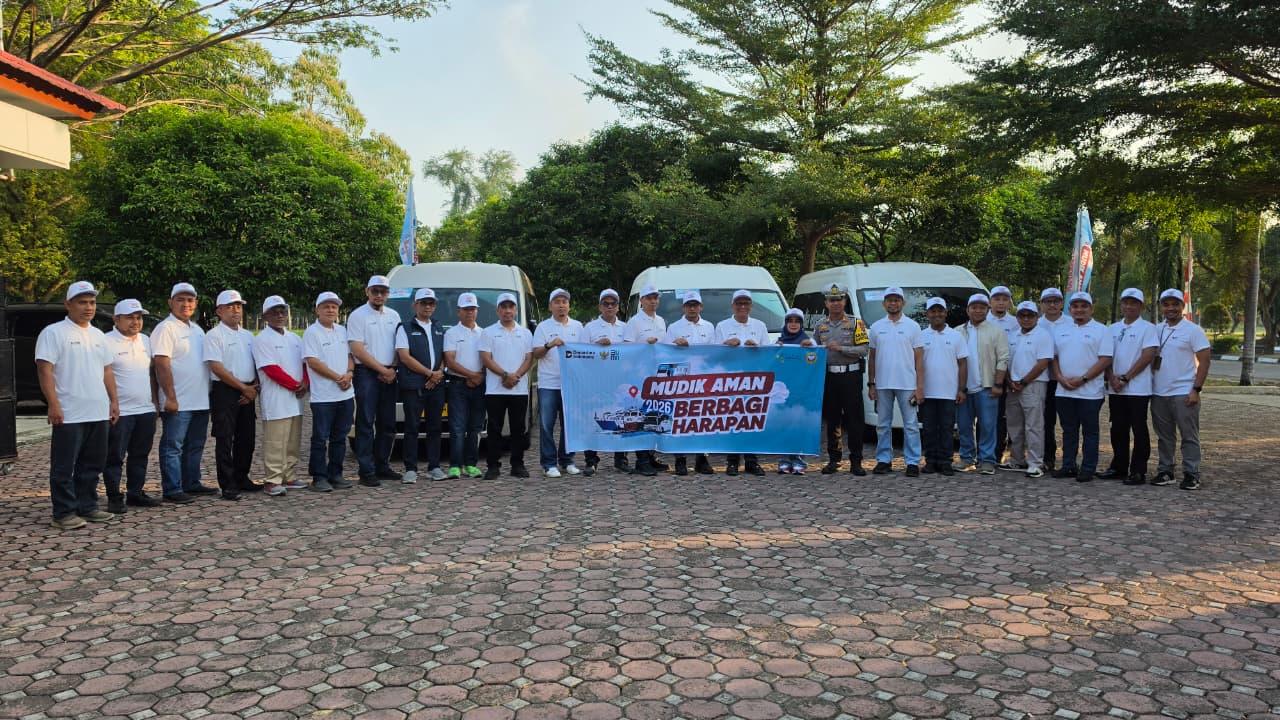 Direktur Operasi & Produksi PIM Zulman Imansyah melepad peserta mudik turut dihadiri Direktur Manajemen Risiko, Maimun, Kasat Lantas Polres Lhokseumawe, Muspika Kecamatan Dewantara, dan Jajaran SVP & VP Pupuk Iskandar Muda, Rabu (18/3/2026).