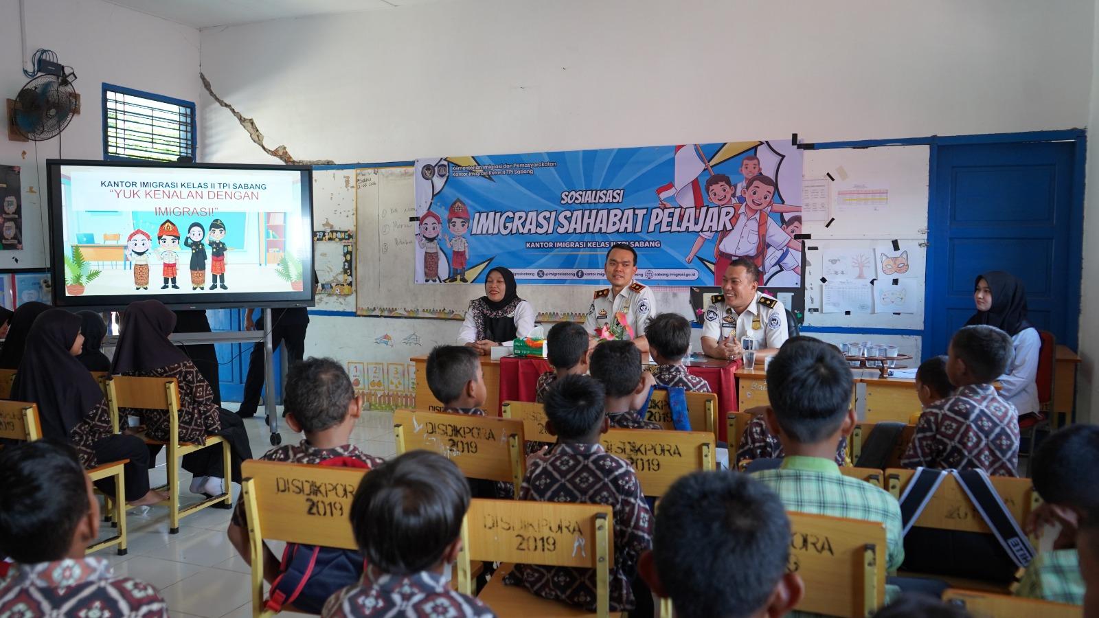 Kepala Imigrasi Kelas II TPI Sabang, Muchsin Miralza, menjadi narasumber dalam sosialisasi pengetahuan dasar Keimigrasian di SD Negeri 27 Sabang, Rabu (13/5/2026).