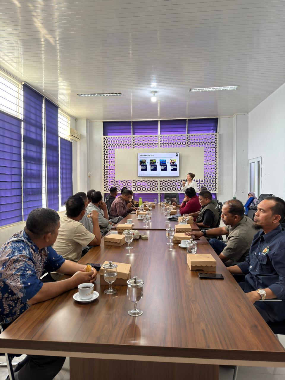 Dinas Kelautan dan Perikanan (DKP) Aceh menjalin kerja sama dengan Yayasan Kebersamaan untuk Lautan (KUL) dalam upaya memperkuat perlindungan hiu dan pari yang terancam punah di perairan Aceh. Kerja sama tersebut ditandai dengan penandatanganan Perjanjian Kerja Sama (PKS) yang berlangsung di Aula Kantor DKP Aceh, Kamis (4/6/2026).