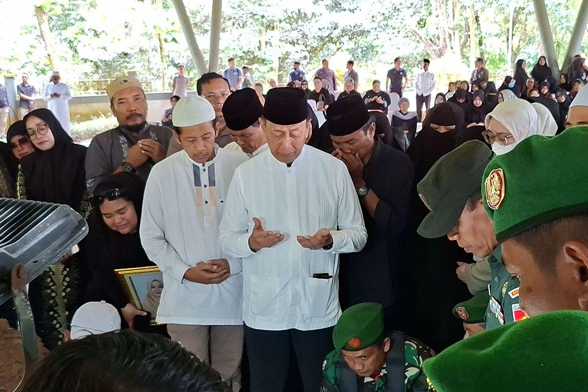 Wiranto-saat-mengiringi-pemakaman-istrinya-Rugaiya-Usman.jpg
