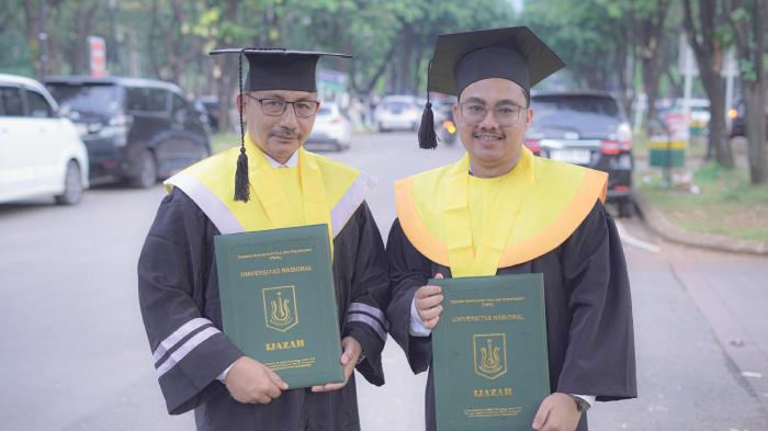 Wisuda-Bareng-Haji-Uma-Raih-Gelar-Magister-Ilmu-Politik-Sang-Putra-Lulus-Sarjana-Ilmu-Komunikasi.jpg