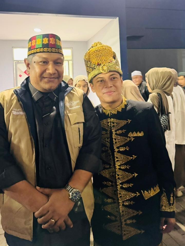 Anggota DPD RI asal Aceh, Tgk. Ahmada, memberikan dukungan kepada Tgk. Habibi Nawawi asal Aceh, dalam ajang Akademi Sahur Indonesia (AKSI) 2026 di Studio 5 Indosiar, Jakarta Barat, Sabtu dini hari (14/3/2026).