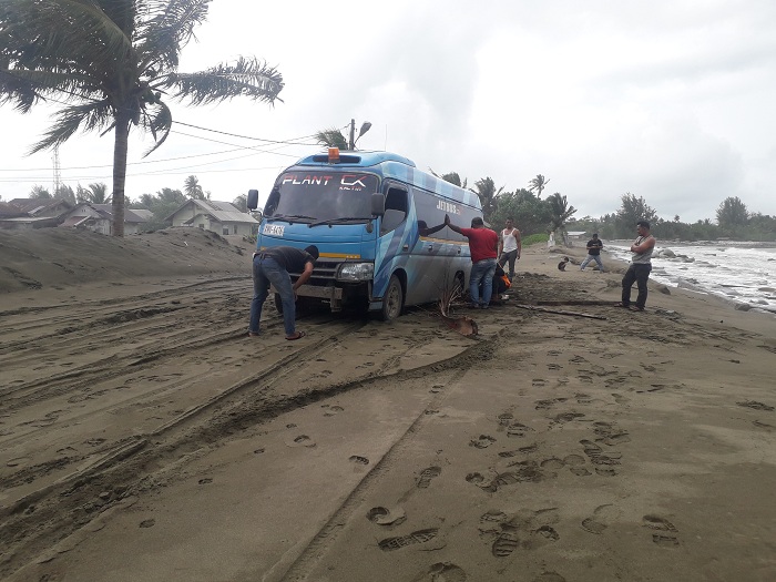 Tanah Dampak Pasang Laut Minta Dibersihkan di Suak Indrapuri Aceh Barat