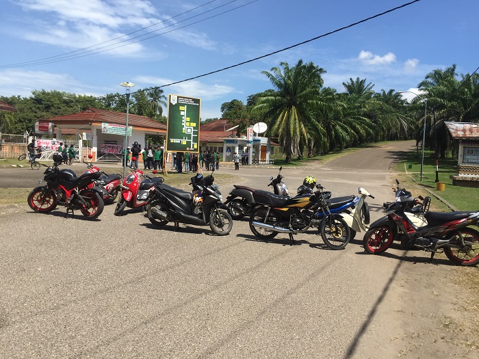 aksi-mahasiswa-di-depan-kampus-unimal-bukit-indah-lhokseumawe-dengan-memblokir-jalan.jpg