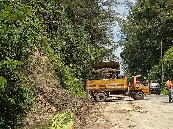 alat-berat-sedang-mengangkat-material-longsor-kedalam-mobil-dumptruck.jpg