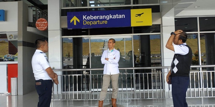 Anggota DPRA Prihatin, Petugas Bandara Rembele tak Gunakan APD, Modifikasi Jas Hujan Untuk Alat Ini