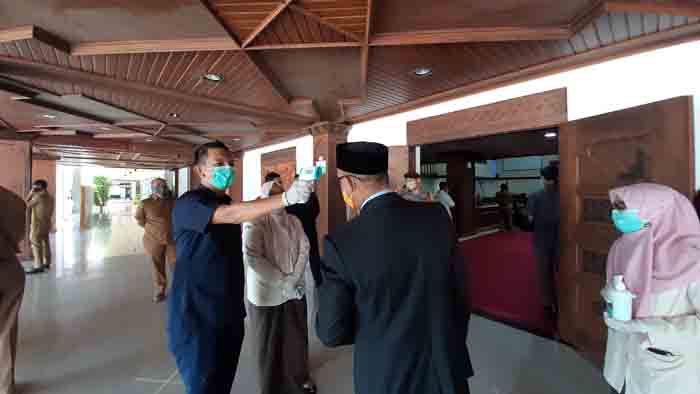 Anggota DPRA dan Tamu Diperiksa Suhu Tubuh Sebelum Ikut Rapat Paripurna