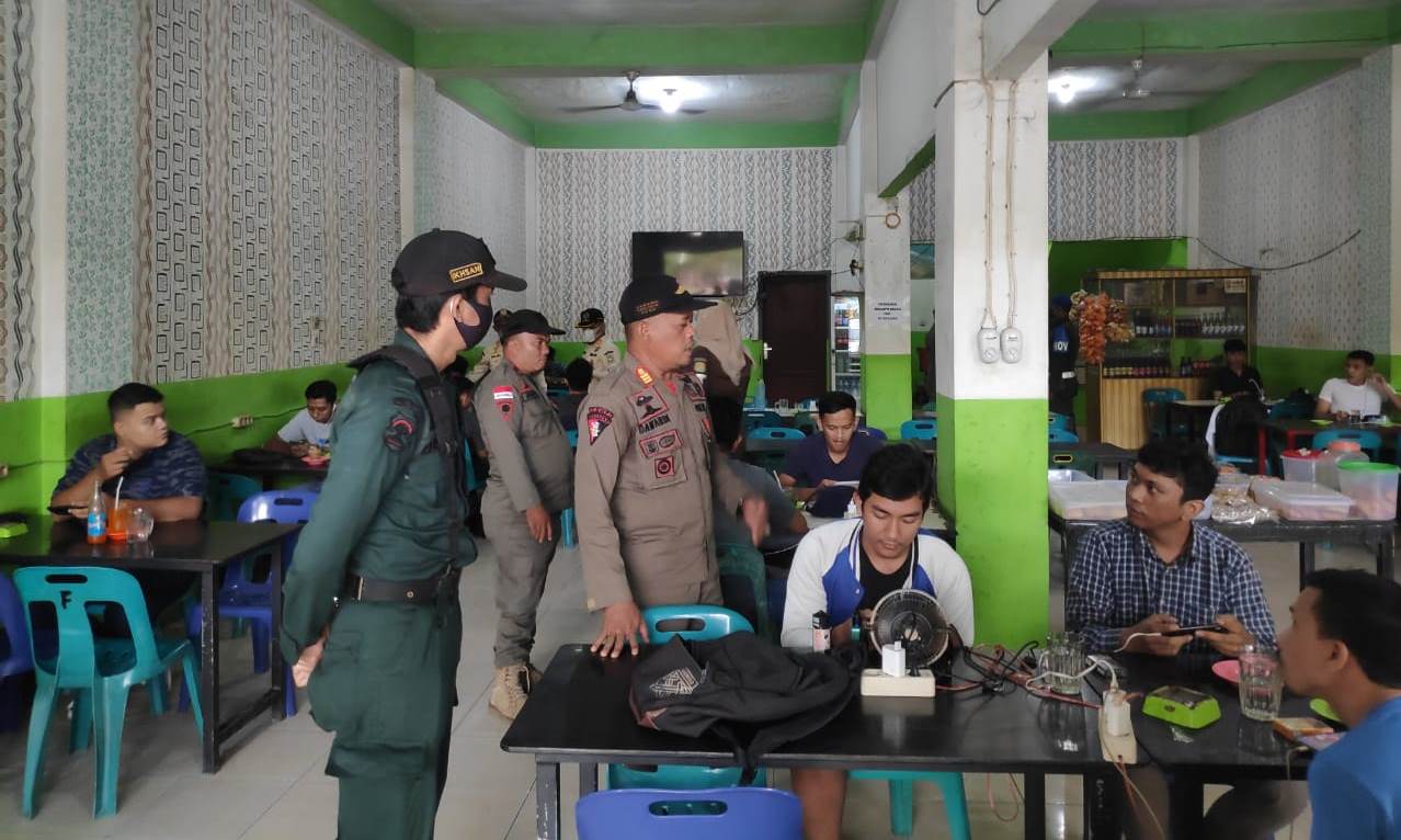 Satpol PP dan WH Aceh Besar Tegur 5 Pelajar Nongkrong di Warkop