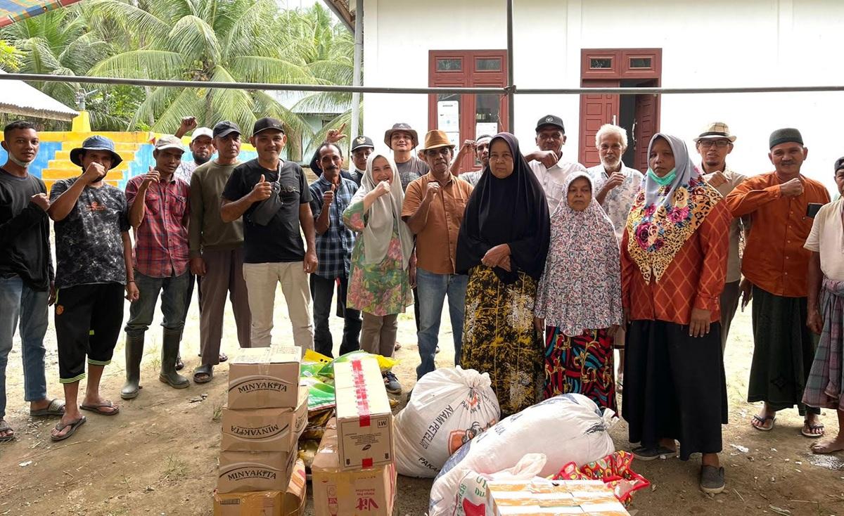 Mantan Bupati Bireuen Mustafa A Glanggang Naik Perahu Antar Bantuan ke Dayah Baro