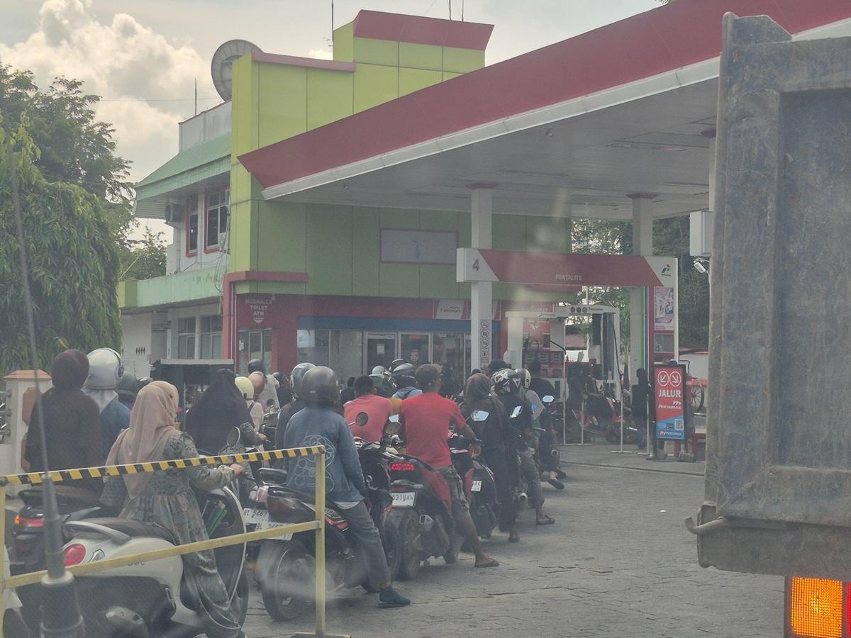 Antrean BBM di SPBU Wilayah Langsa Masih Berlanjut - Serambinews.com