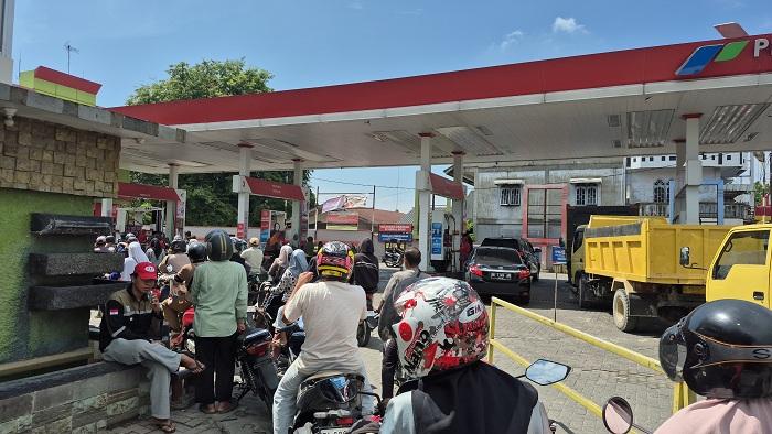 Aceh Timur dan Tamiang Kosong, Warga Ramai-ramai Antre BBM di SPBU Langsa, Begni Suasananya - Serambinews.com