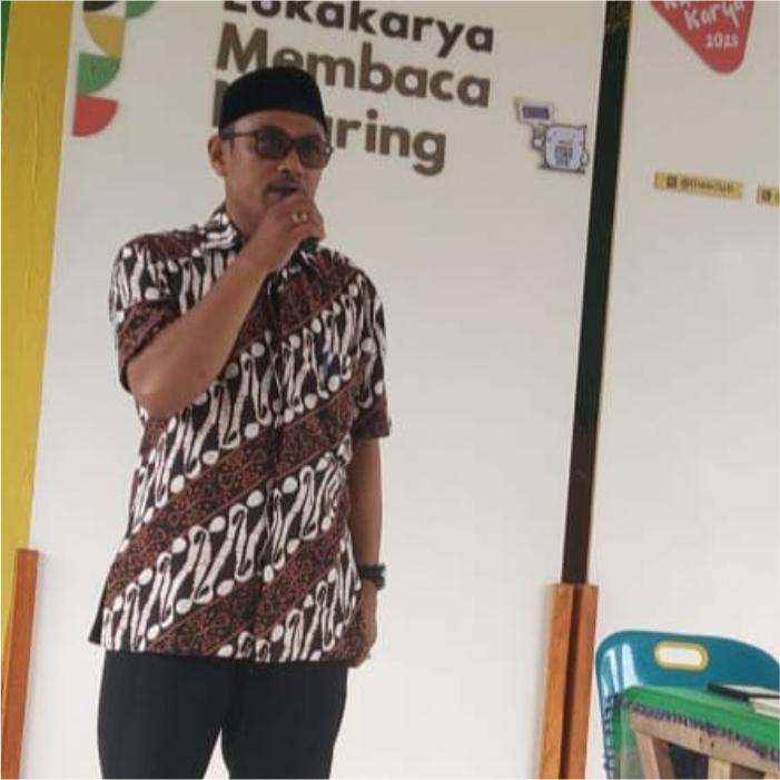 Kepala Dispersip Pidie, Turno Junaidi, SKM MKM, memberikan kata sambutan saat membuka Lokakarya Membaca Nyaring, di Gampong Meunasah Lhee, Kecamatan Simpang Tiga