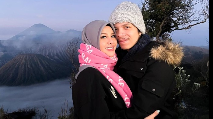 Millen Cyrus Hadir di Pengajian 4 Bulan Kehamilan Aurel Hermansyah, Penampilan Disorot, Ada Apa?