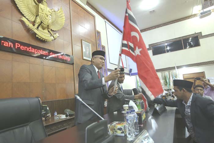 azhari-cagee-menyerahkan-bendera-bintang-bulan-kepada-wakil-gubernur-aceh-nova-iriansyah_20171101_094916.jpg