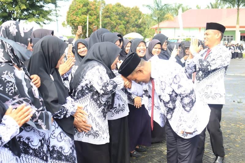 Tunjukan Rasa Hormatnya, Pj Wali Kota Subulussalam Azhari Cium Tangan Guru dalam Momen HGN