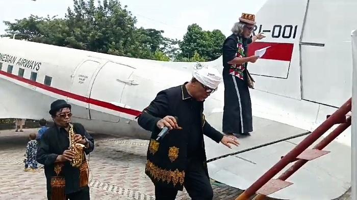 Baca Puisi di Ekor Sayap Seulawah RI-001, Soekarno Menolak ke Meja Makan