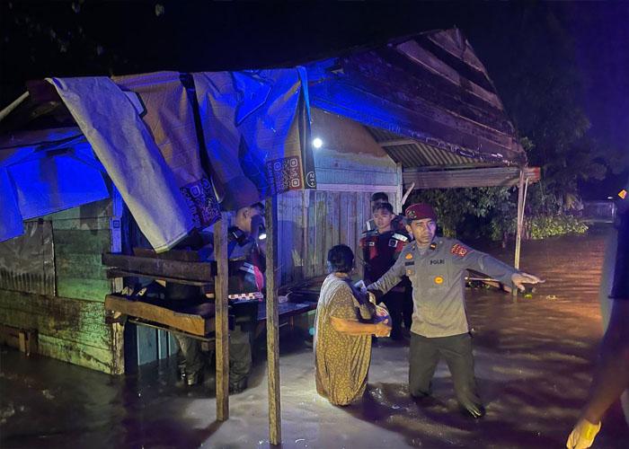 Personel Polres Abdya Evakuasi Ibu-ibu dari Lokasi Banjir 