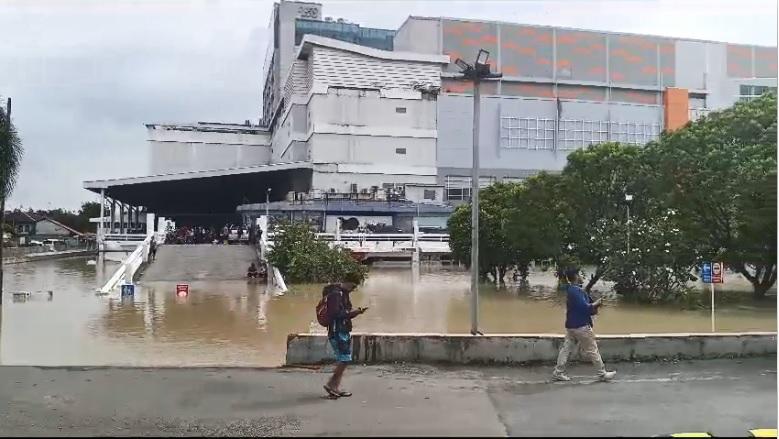 banjir-terjang-bekasi_2025_warga-panik.jpg