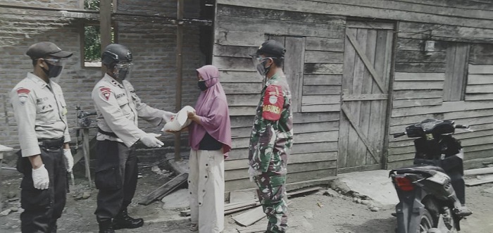 Brimob Aceh Kembali Salurkan Sembako dan Bagikan Masker untuk Warga Kurang Mampu
