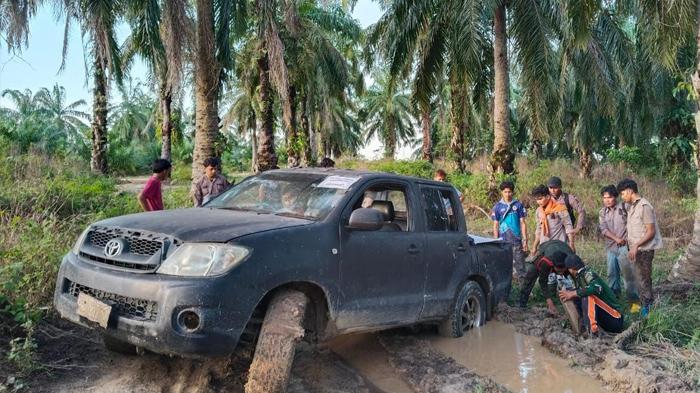 Relawan BEM Unimal Susuri Jalan Lumpur Perkebunan Sawit Antar Bantuan untuk Warga Langkahan