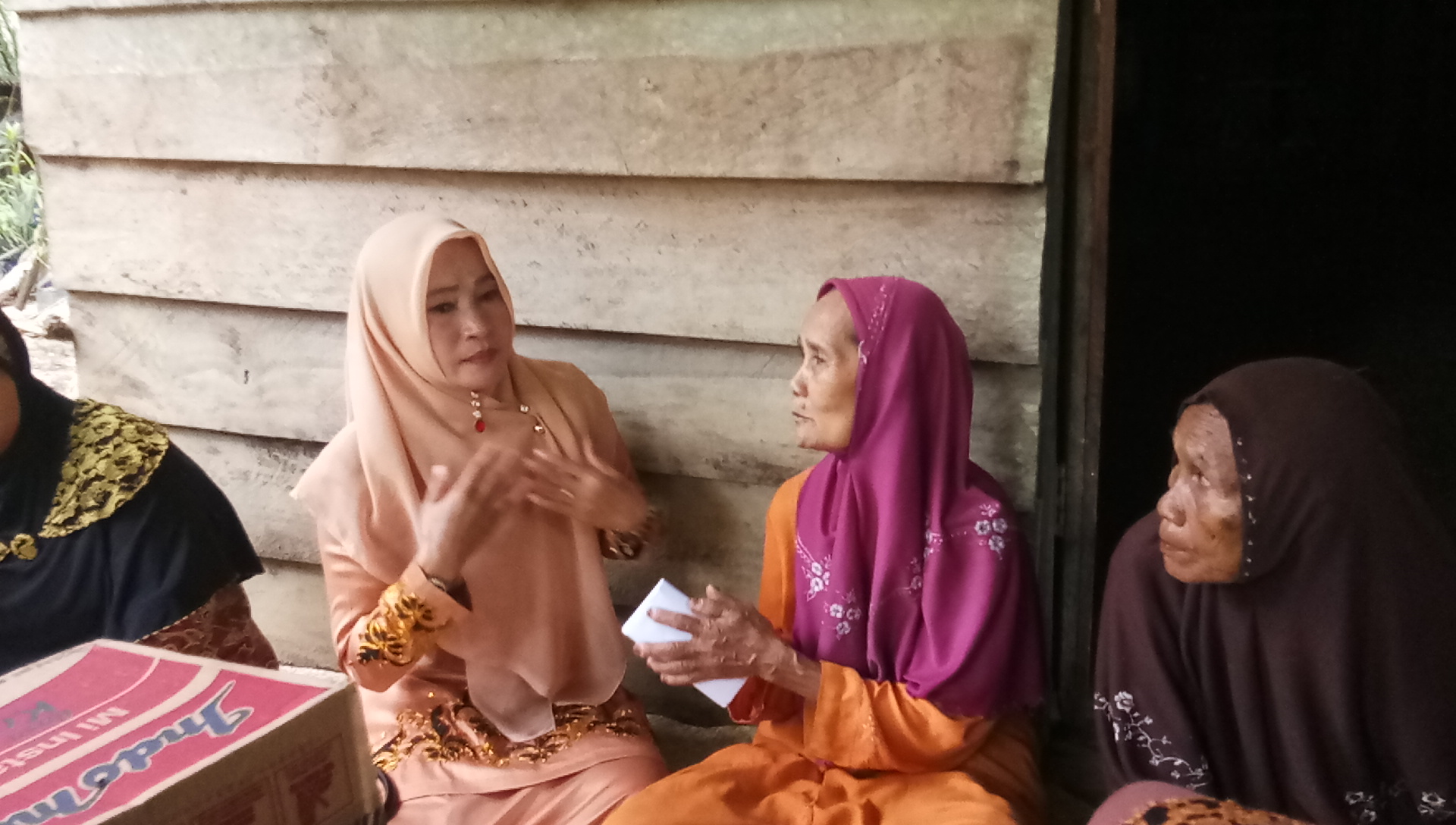 Istri Bupati Aceh Singkil Bantu Biaya Pasang Listrik Nenek Sebatang Kara di Pea Jambu