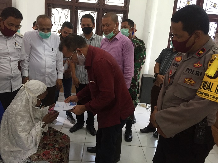 bantuan-uang-tunai-secara-simbolis-kepada-warga-di-lhokseumawe.jpg