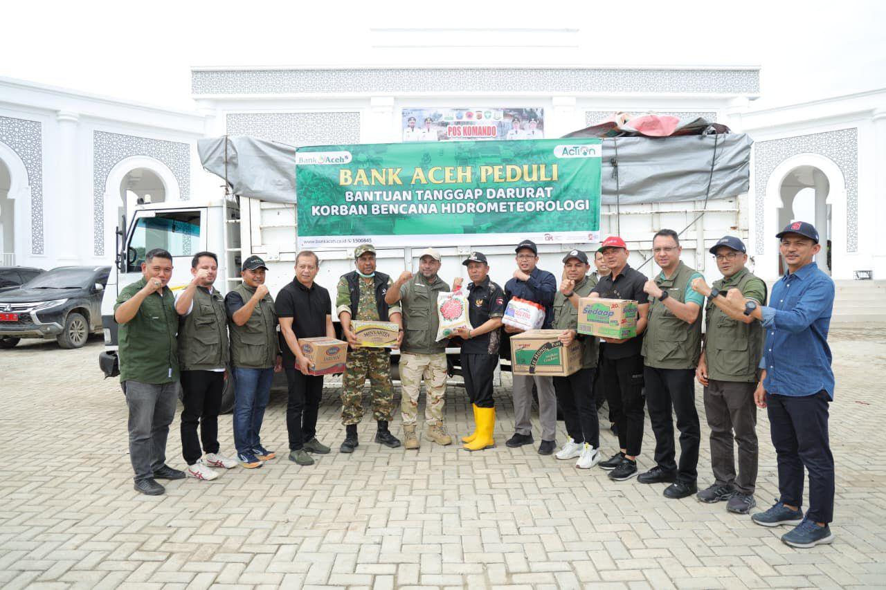 Dirut Bank Aceh Fadhil Ilyas berfoto bersama Bupati Pidie Jaya Syibral Malasyi dan Wakil Bupati Hasan Basri beserta jajaran Bank Aceh saat penyerahan bantuan Bank Aceh untuk korban bencana hidrometeorologi di Posko Utama Penanganan Banjir Pidie Jaya, Meureudu, Sabtu (13/12/2025).